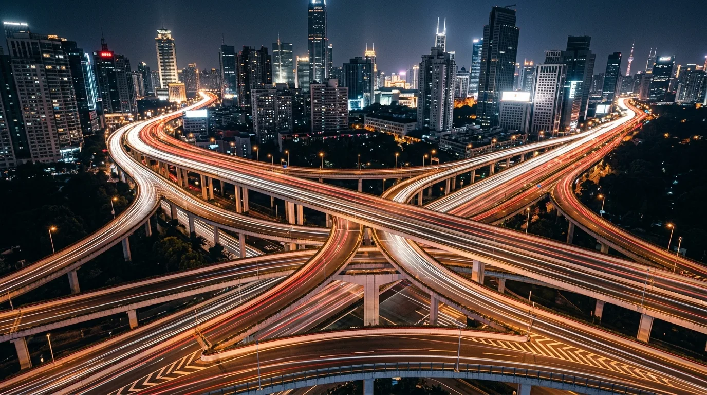 免费VPN加速器：城市夜景中的高速车流光轨，象征网络加速